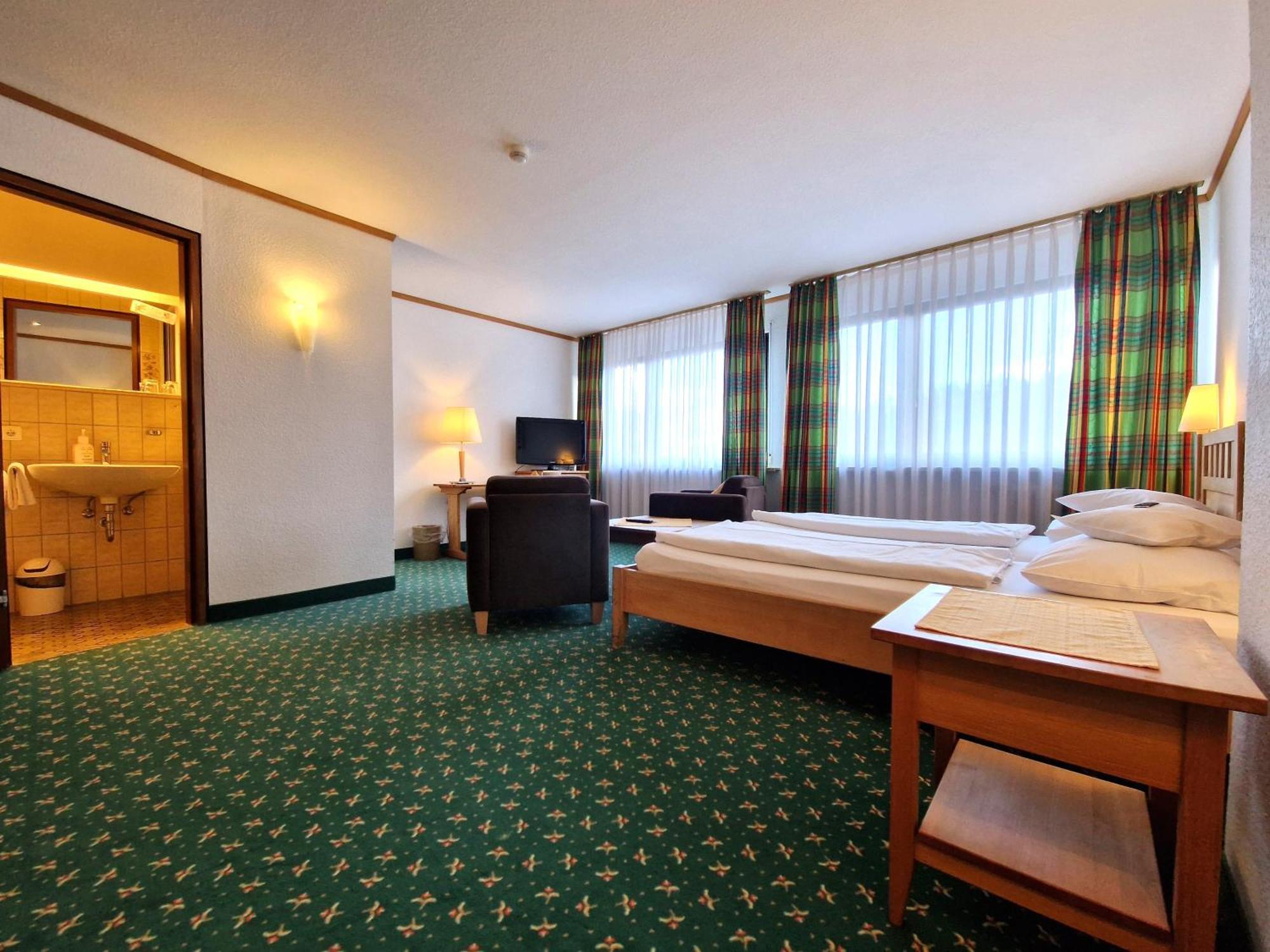 Badhotel Restaurant Stauferland Бад Болль Экстерьер фото